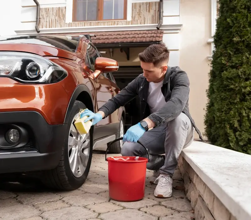 Lavage auto à domicile Houville-la-Branche : professionnel intervenant sur un véhicule